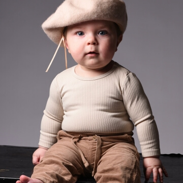 Litet barn med beige basker